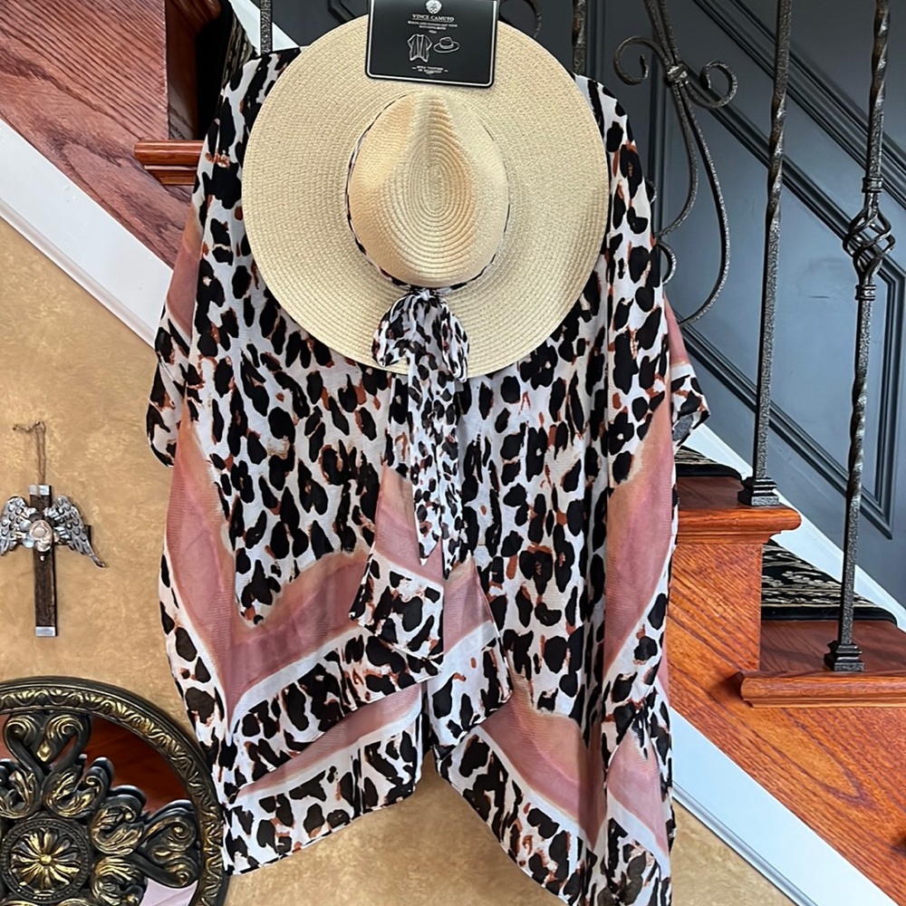 Vince Camuto One Size Leopard Print 2 Piece Set Ruana